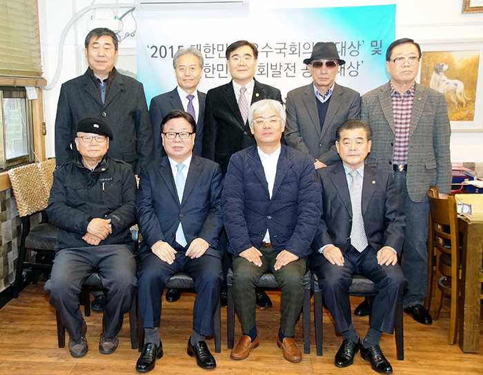 ▲ 대회조직위원장 주동담회장(앞줄 왼쪽에서 두번째)과 심사위원들이 심사 후 단체사진 촬영을 하고있다. 