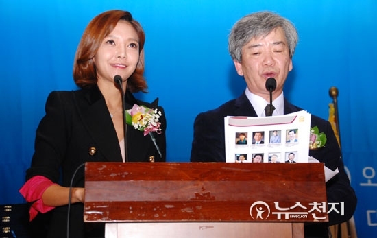  박종운 MC(오른쪽)와 심민 아나운서가 사회를 보고 있다.