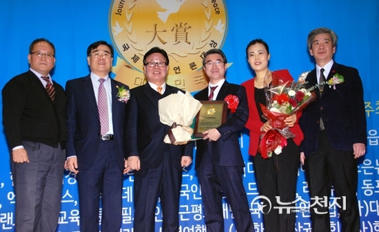 ▲ 이윤태 엑스포뉴스 대표가 언론보도 부문 대상을 수상하고 있다