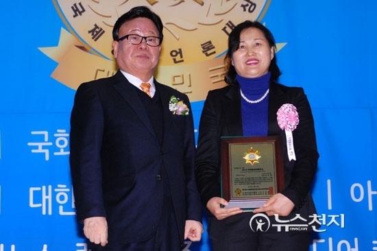 ▲ 김은해 JMB방송 대표가 언론보도 부문 대상을 수상하고 있다.