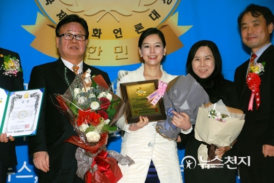 ▲ 최지인 MBN 아나운서가 언론보도 부문 대상을 수상하고 있다
