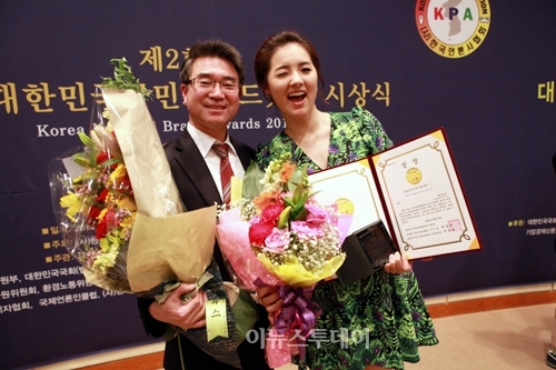 ▲ \'2014 대한민국국민브랜드 대상\' 수상자 엑스포뉴스 이윤태 대표(왼쪽), 하지혜 아나운서(오른쪽)