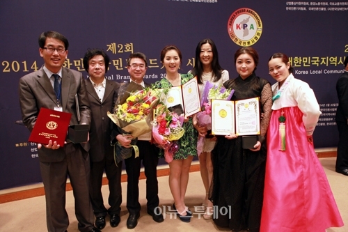 ▲ 왼쪽부터 수상자 이희선 더필드 대표, 신민정 선데이뉴스방송 대표, 이윤태 엑스포뉴스 대표, 하지혜 아나운서, 송지연 미스어스차이나 심사위원, 정정미 (사)영남판소리보존회