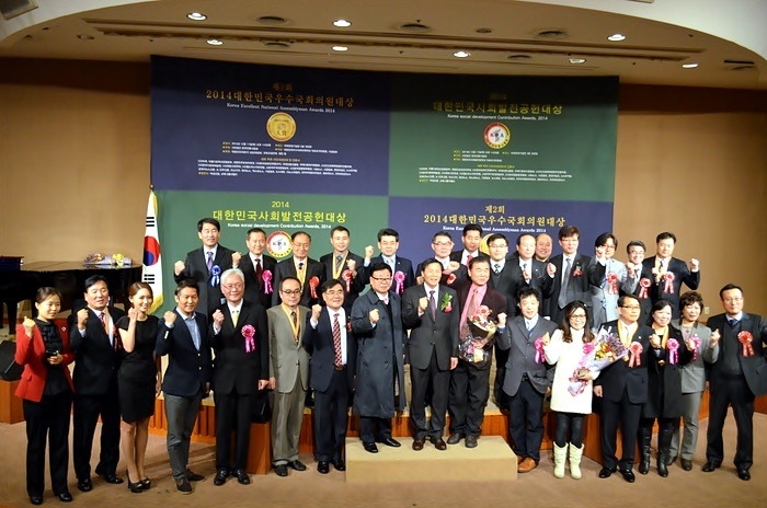 ▲ \\\'2014대한민국사회발전공헌대상\\\'시상식 수상자들과 행사 관계자들이 함께 기념촬영