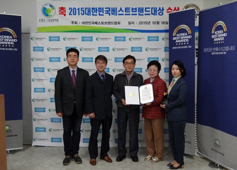 좌측부터 이준호 대한민국베스트브랜드협회 위원장, 이윤태 이사장, 고석명 (주)크린텍 대표, 김영숙 이사, 고예성 대표