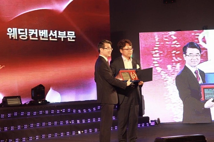 2015 대한민국베스트브랜드 대상 웨딩컨벤션부문 \' 스칼라티움 \' 대한민국베스트브랜드협회 이사장 이윤태,스칼라티움 회장 신상수