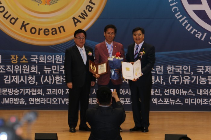 ▲ \'2016자랑스렁런한국인 인물대상\'에 의정발전공헌부문 최고대상을 수상한 함진규 의원  