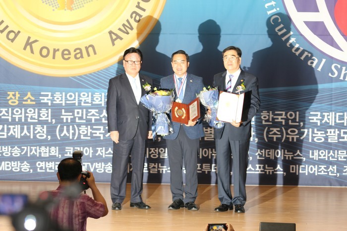 ▲ 의정발전공헌부문에서 대상을 수상한 더불어 민주당 박홍근 의원이 수상한후 기념촬영    