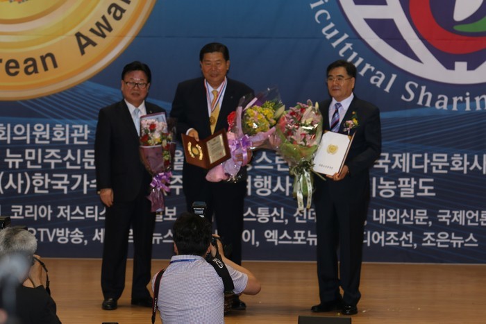 ▲\'2016자랑스런한국인 인물대상\'에 행정발전공헌부문 대상을 수상한 조길형 영등포구청장  