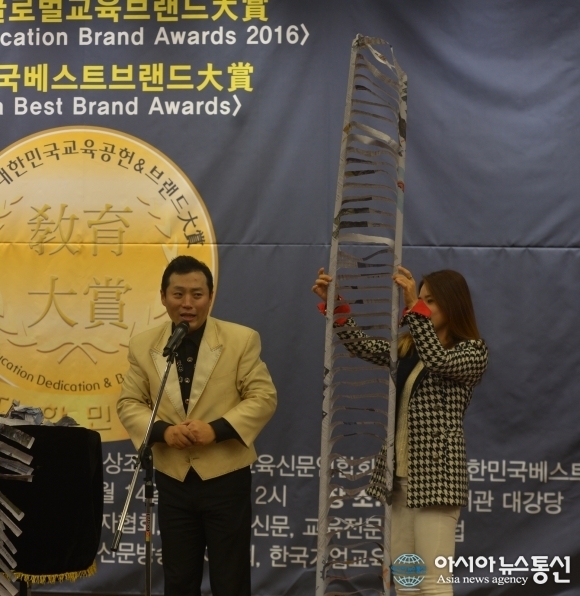 함현진 마술사가 식전행사로 교육마술을 펼치고 있다
