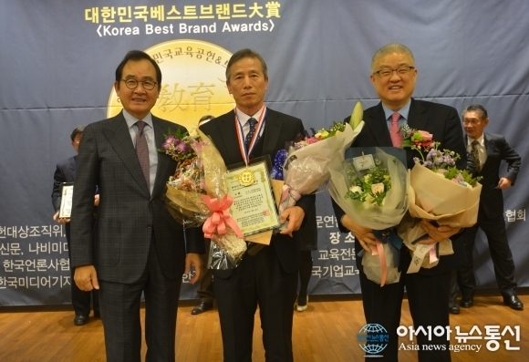 14일 서울 여의도 국회도서관에서 제2회 대한민국교육대상&2016 글로벌교육브랜드대상 시상식이 열린 가운데 박상록 서산시기자협회장(가운데)이 교육공헌대상을 수상하고 있다.