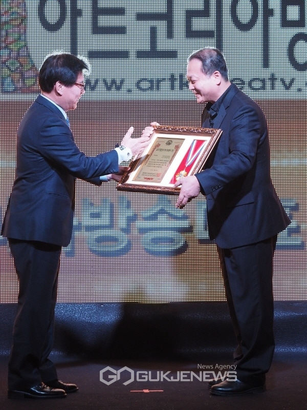  미디어부문 베스트브랜드상에 \'아트코리아방송\' 김한정 대표가 수상했다.