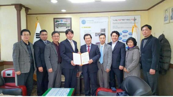 사진은 왼쪽부터(한국자유총연맹 인천부평구지회 황정수 부지회장, 정의건 부지회장, 정중원 수석부지회장, 유제홍 회장<인천광역시의회 의원>, 한류닷컴 명예회장 이연수<前 시흥경찰서장, 前 시흥시장>, 대표이사 이효진, 상임고문 김진욱, 한국자유총연맹 인천부평구지회 박옥자 여성회장, 송도 아트센터 차장 서우진)
