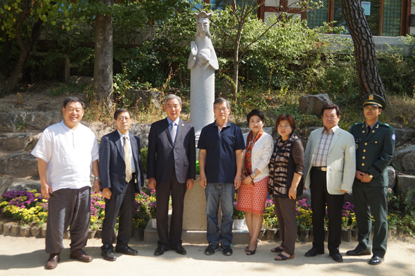 길상사 관음보살상 앞에서(사진 왼쪽부터 정태환 부총재, 김기범 (사)향토문화총연합회 이사, 정 총재, 정병관 서울구현초교장, 강귀라 홍보국장, 최금자 상현학당 학반, 이상범 자문위원, 청년회장 최태영 중위)