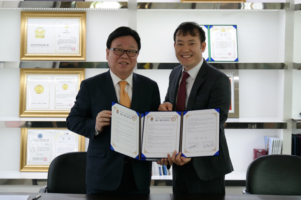 (사)한국언론사협회 주동담 회장과 (주)신원리조트 간 MOU를 체결한후 양사 대표가 기념촬영 했다 ©연합 취재본부