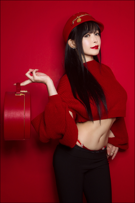 ▲ 조은하의 빨간 모자와 클래식한 가방이 함께 어디론가 훌쩍 떠나고 싶게 만드는 가운데, S라인의 몸매가 설렘을 더한다. ⓒ파이브시크릿 스튜디오 채승훈 포토그래퍼 