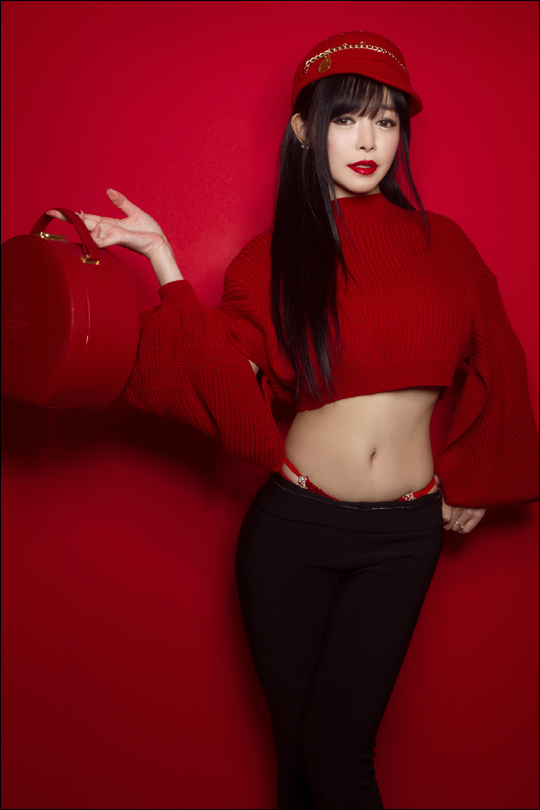▲ 붉은 니트아래 드러난 조은하의 가느다란 허리선이 강조된 화보. 짙게 바른 붉은 입술이 매력을 더한다. ⓒ파이브시크릿 스튜디오 채승훈 포토그래퍼 